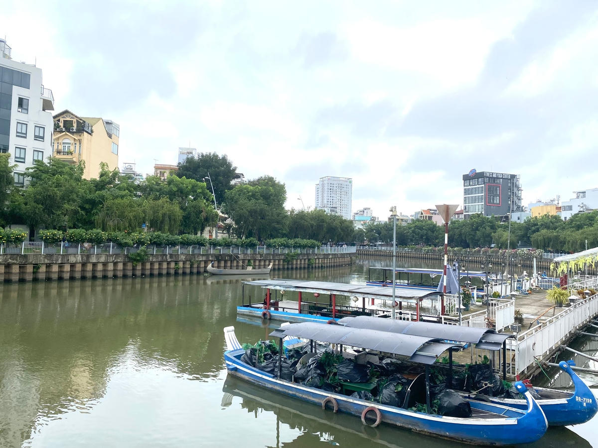 Một góc trên kênh Nhiêu Lộc – Thị Nghè vào buổi sáng.