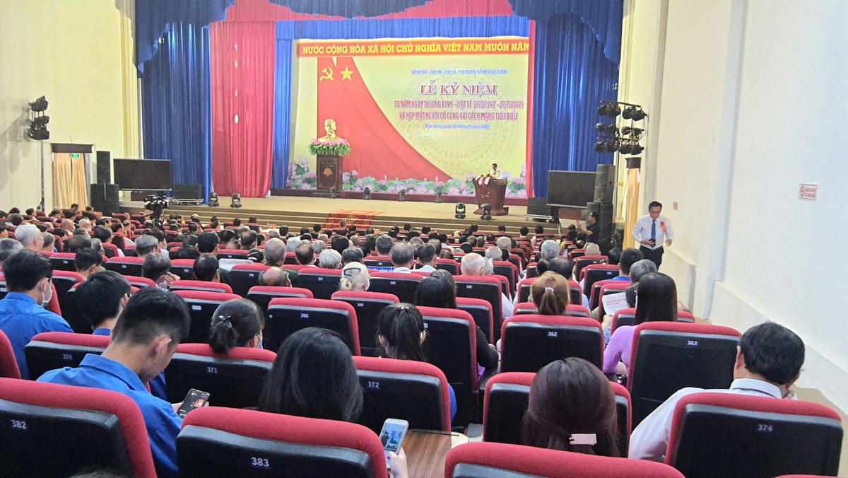 Quang cảnh buổi Họp mặt người có công tiêu biểu.