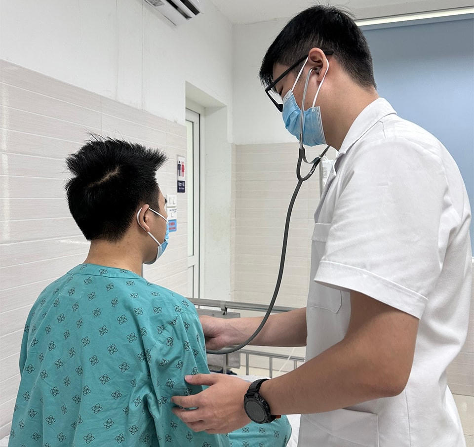 Thăm khám cho bệnh nhân lao phổi. Ảnh: TL.