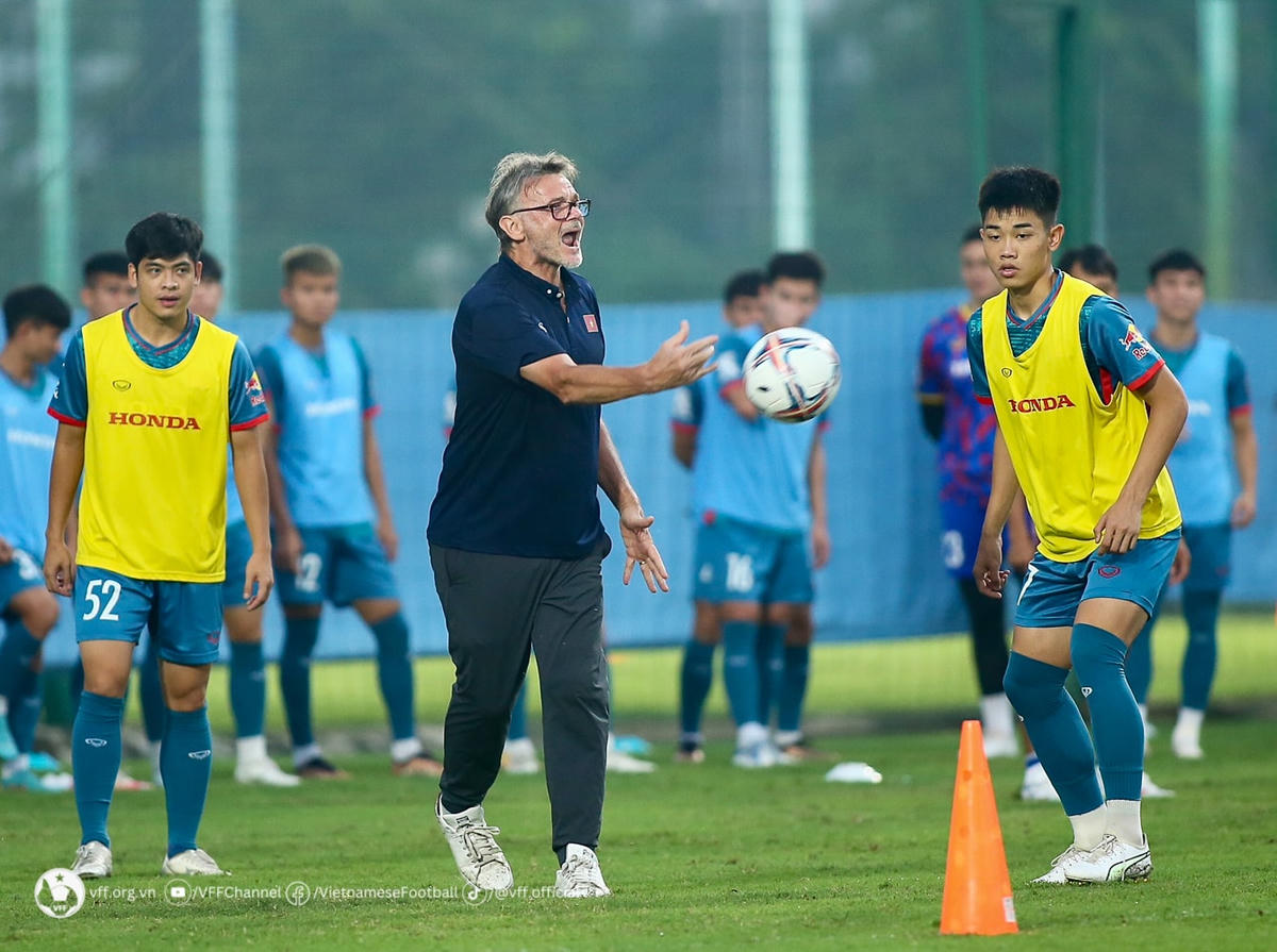 HLV Philippe Troussier đốc thúc các học trò trên sân tập. Ảnh: VFF.