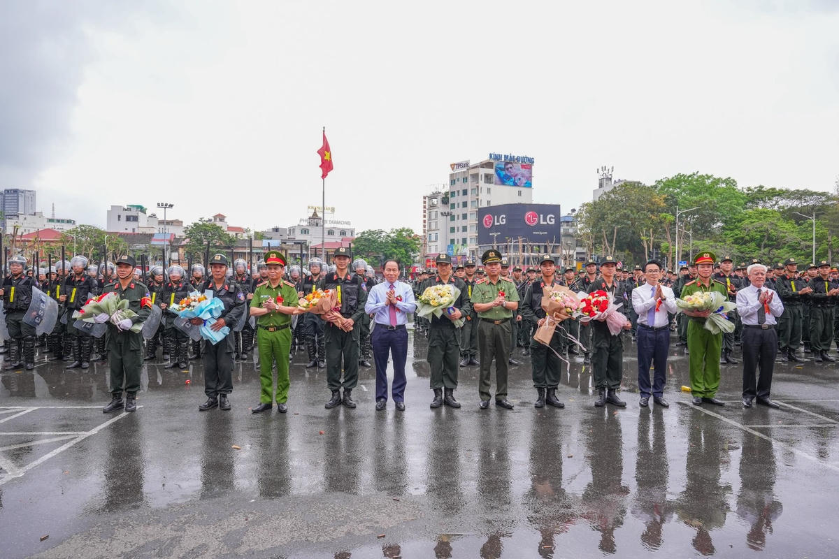 Lê Tiến Châu Bí thư Thành uỷ, Trưởng Đoàn đại biểu Quốc hội thành phố Hải Phòng; Thiếu tướng Lê Ngọc Châu, Bí thư Đảng uỷ, Tư lệnh Bộ Tư lệnh Cảnh sát cơ động