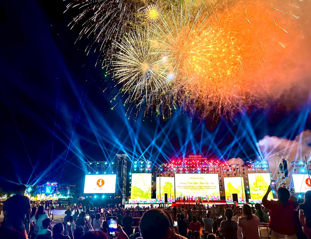 Bộ Chỉ huy Quân sự tỉnh chủ trì, phối hợp với Sở Văn hóa, Thể thao và Du lịch, Công an tỉnh, UBND thành phố Hạ Long, UBND phường Bãi Cháy (sau sáp nhập), Công ty TNHH Mặt trời Hạ Long, các đơn vị liên quan tổ chức triển khai thực hiện bắn pháo hoa nổ. Ảnh: Ngọc Anh.