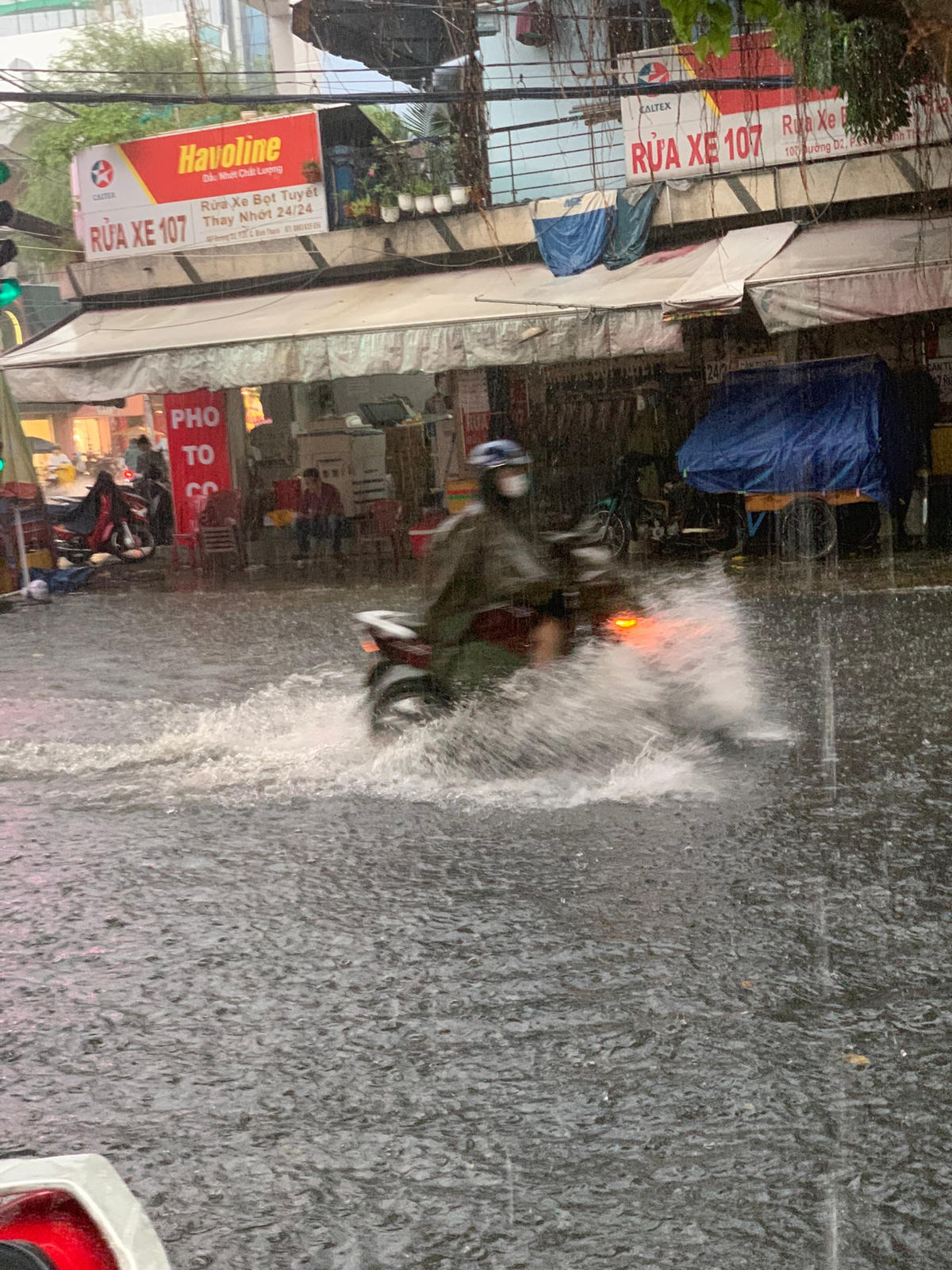 Đường Nguyễn Văn Thương (phường 25, quận Bình Thạnh) ngập trong biển nước sau cơn mưa lớn (Ảnh: Phương Dy).