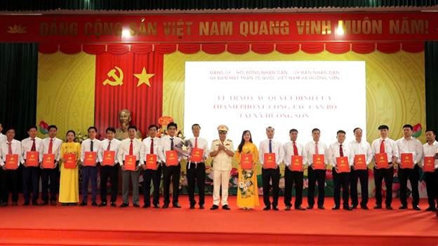Trao các quyết định về công tác cán bộ, nhân sự. Ảnh: T.B.