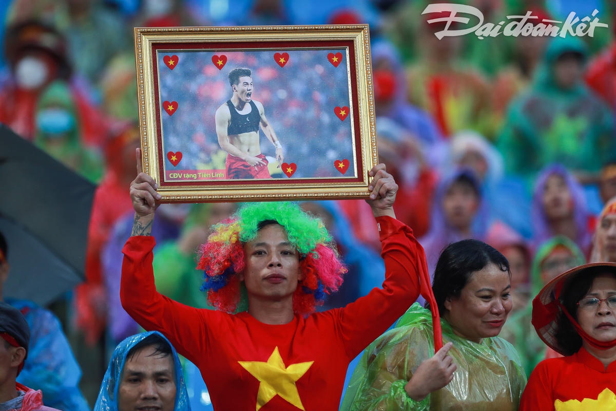 Hình ảnh Tiến Linh ghi bàn thắng đưa tuyển U23 Việt Nam vào chung kết SEA Game 31 được cổ động viên in ra mang theo lên khán đài.