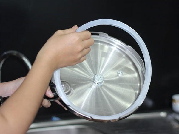 Bạn vệ sinh cẩn thận gioăng cao su và van xả áp.