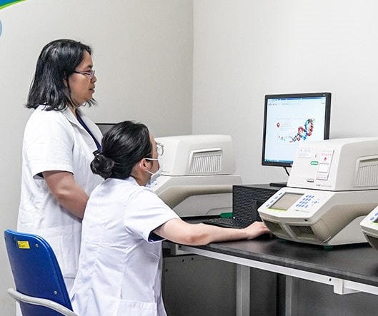 Các bác sĩ đang thực hiện kỹ thuật Realtime PCR xét nghiệm chẩn đoán Adenovirus. Ảnh: BV Nhi Trung ương.