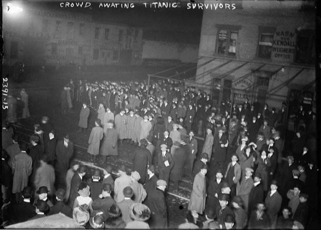 Các thân nhân hành khách đứng đợi người sống sót cập bến ở New York (Mỹ), dù họ không thể biết chắc trong đoàn người được giải cứu có người thân của mình hay không.