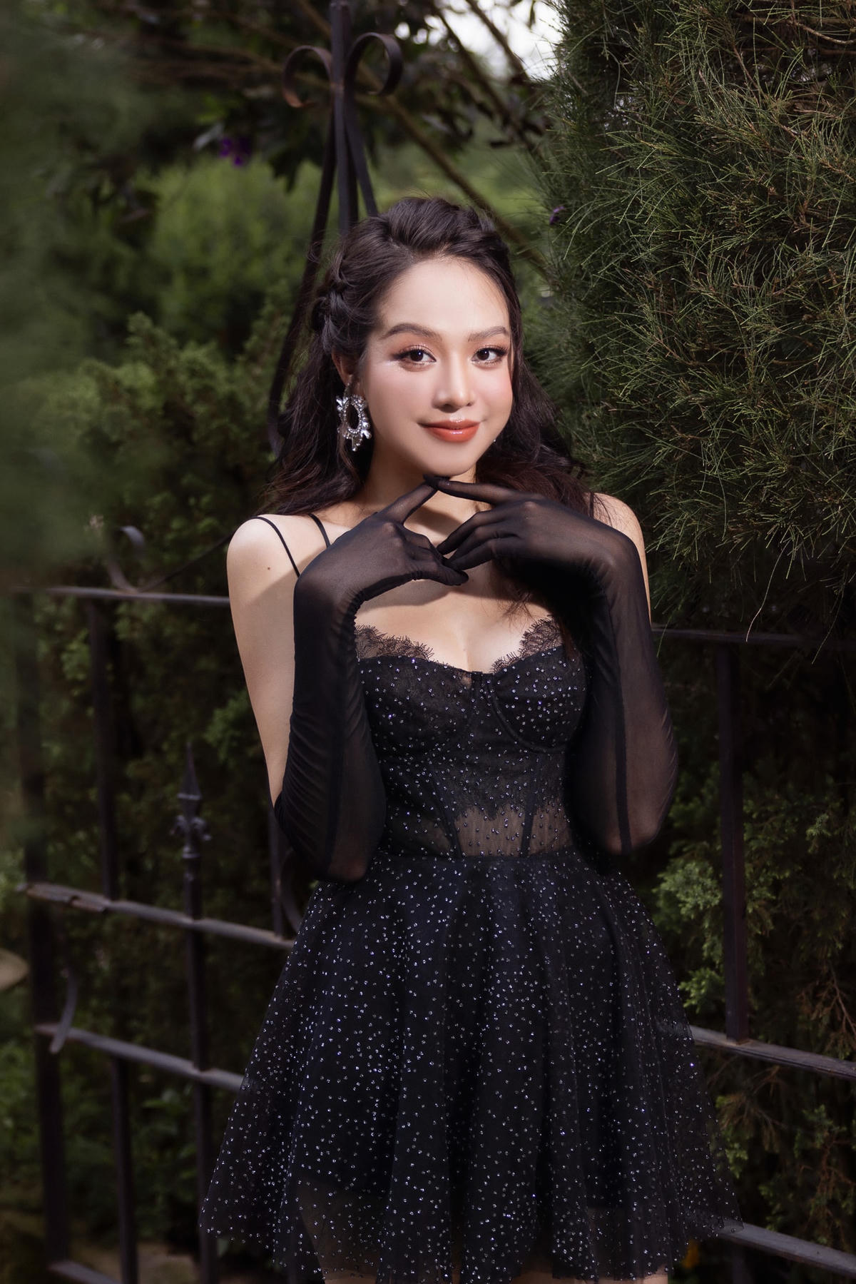 Hoa hậu Huỳnh Thị Thanh Thủy đón tuổi mới ngày 1/7 bên bạn bè và đồng nghiệp thân thiết. Người đẹp chọn bộ váy đen xuyên thấu khoe nội y theo phong cách peekaboo, phối găng tay dài đồng điệu.