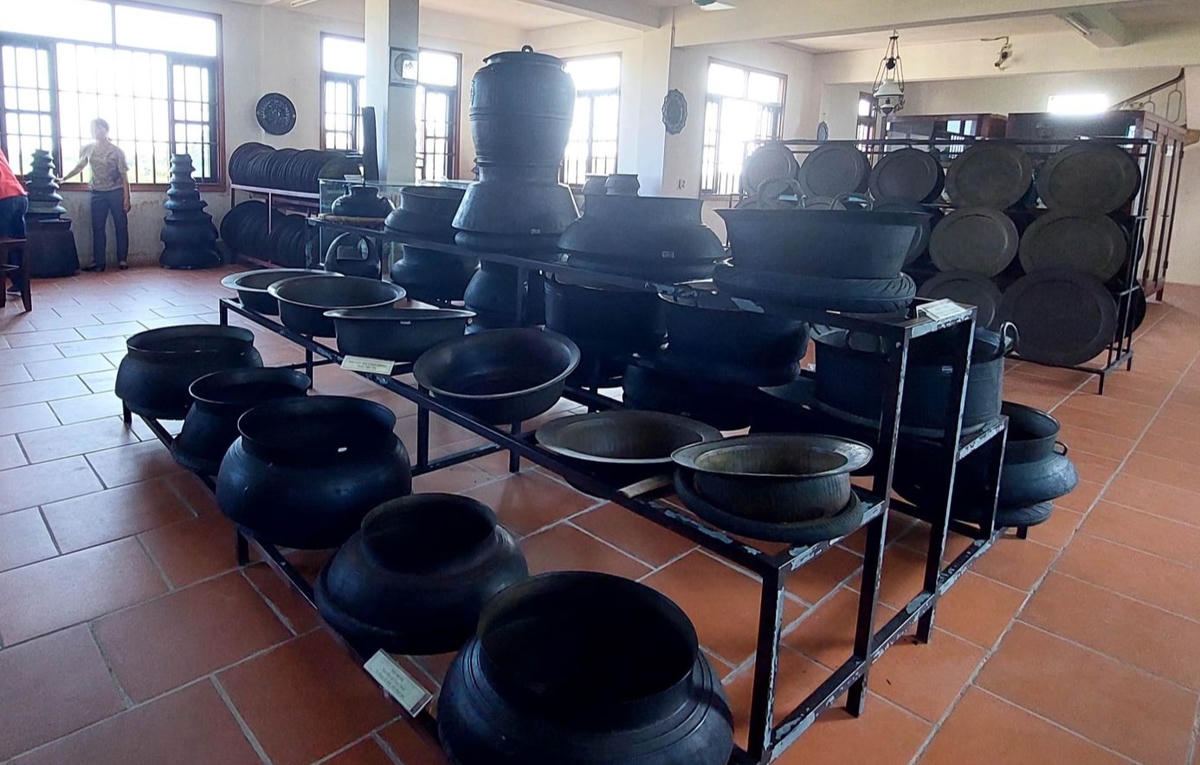 Mâm đồng, nồi đồng, những vật dụng gắn bó với người dân nông thôn thế hệ trước.  