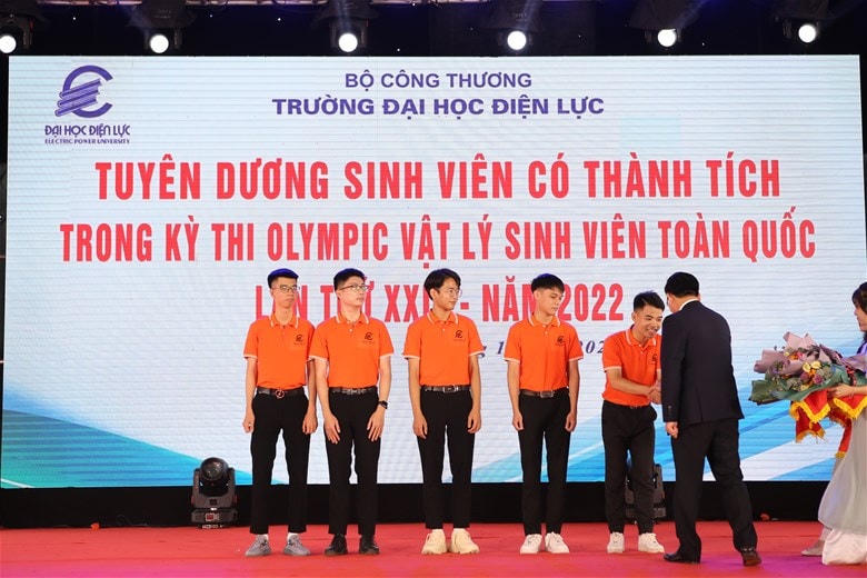Nhân dịp này, Nhà trường tuyên dương Đội tuyển Vật lý EPU đã đạt giải Nhì toàn đoàn và nhiều giải cá nhân trong kỳ thi Olympic Vật lý toàn quốc 2022.