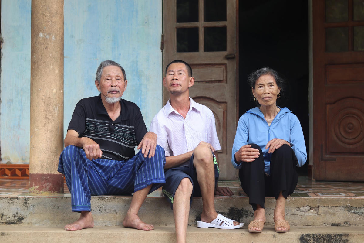 2 ông bà nội của Mai đã gần 80 tuổi, sống chung với người con bị bệnh tâm thần.