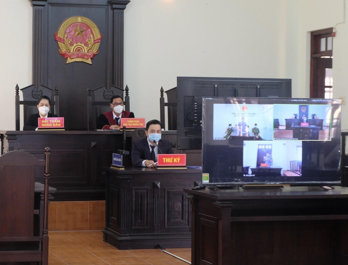 Quang cảnh một phiên tòa xét xử trực tiếp kết hợp trực tuyến của tòa án nhân dân quận Tân Phú, TPHCM.