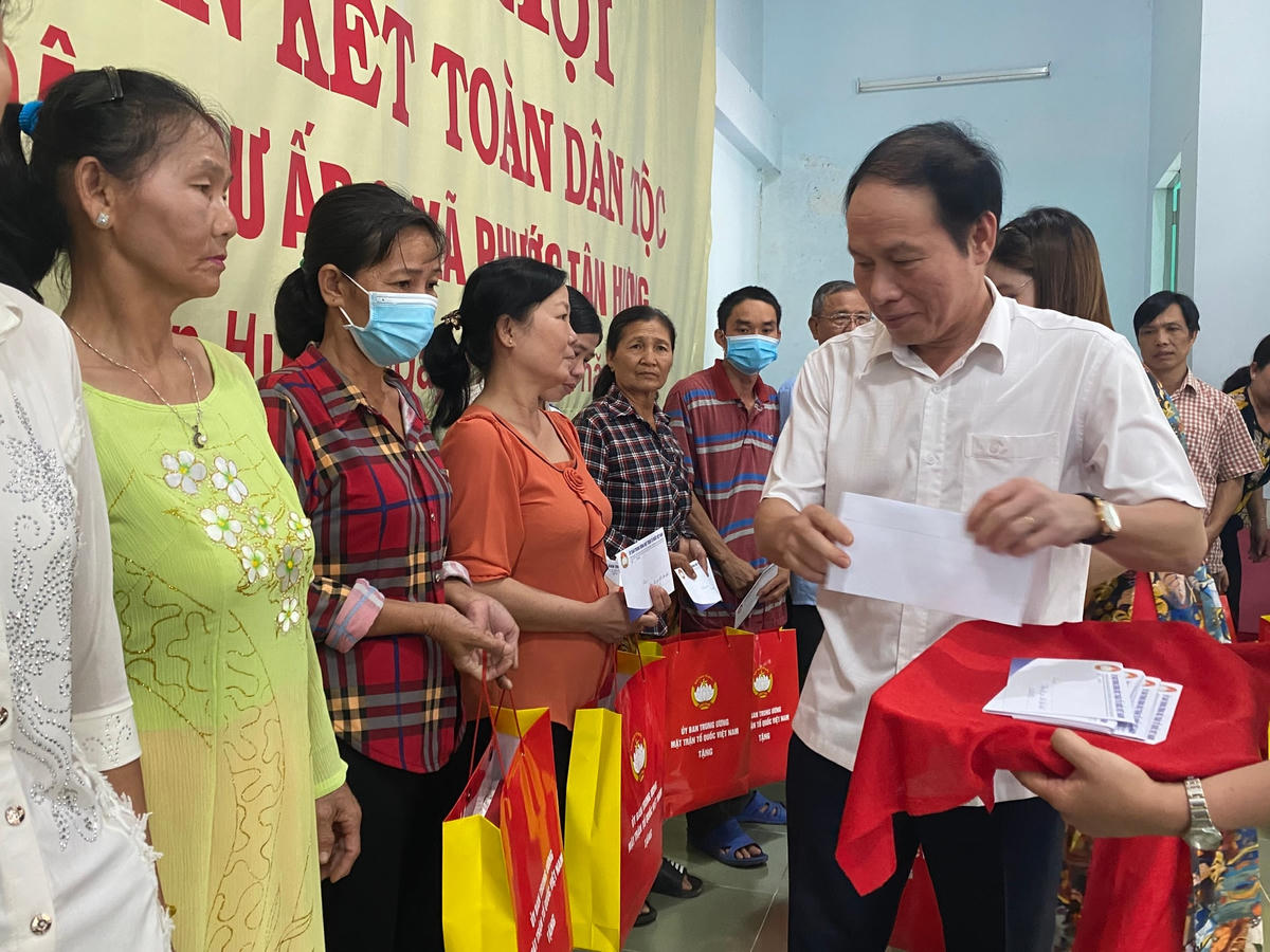 Phó Chủ tịch - Tổng Thư ký UBTƯ MTTQ Việt Nam Lê Tiến Châu tặng quà cho các hộ dân tại Ngày hội.