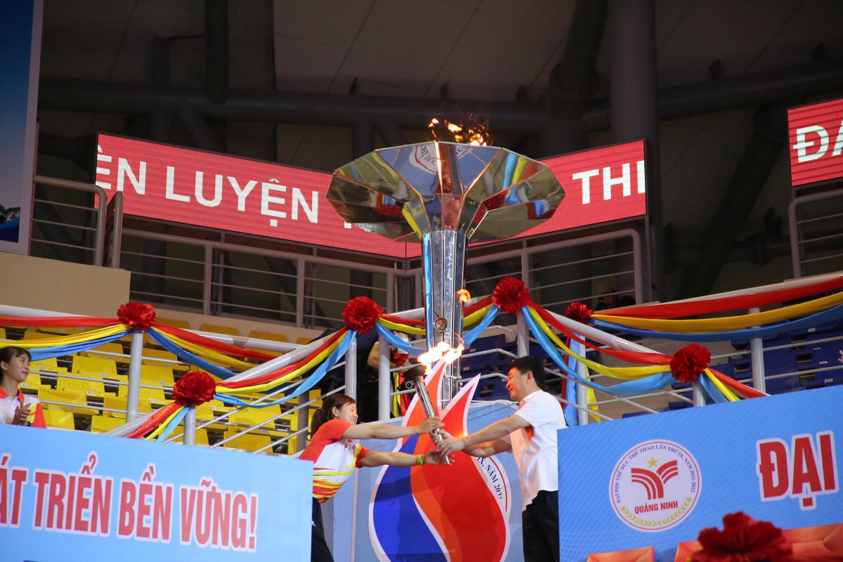 VĐV Đinh Thị Trang dẫn đầu đoàn 11 vận động viên xuất sắc của Quảng Ninh tham gia vào Lễ rước đuốc.