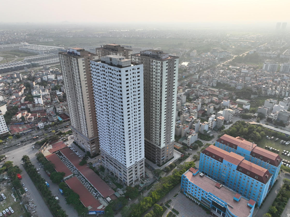 Tổ hợp dự án nhà ở xã hội và dịch vụ thương mại AZ Thăng Long do Công ty TNHH Bánh kẹo Thăng Long làm chủ đầu tư, có 4 toà nhà với 1.496 căn hộ. Dự án này nằm ở đường Vạn Xuân (thôn Lai Xá, xã Kim Chung, huyện Hoài Đức).