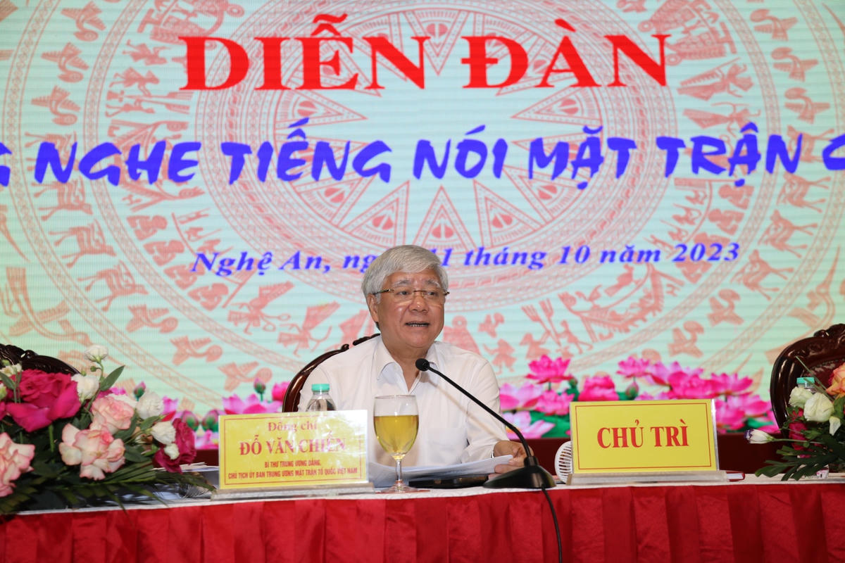 Bí thư Trung ương Đảng, Chủ tịch UBTƯ MTTQ Việt Nam Đỗ Văn Chiến lắng nghe, tham gia trả lời các ý kiến, kiến nghị của các cán bộ Mặt trận tại diễn đàn. Ảnh: Điền Bắc