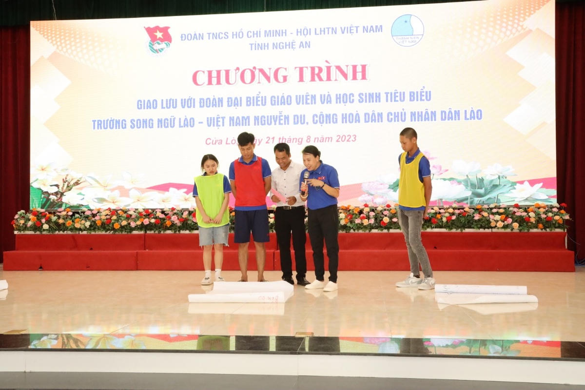 Sau cùng, đội Đỏ là đội giành chiến thắng với những câu trả lời nhanh, chính xác, nhất là màn giải từ khoá từ MC chương trình. Ảnh: Điền Bắc.