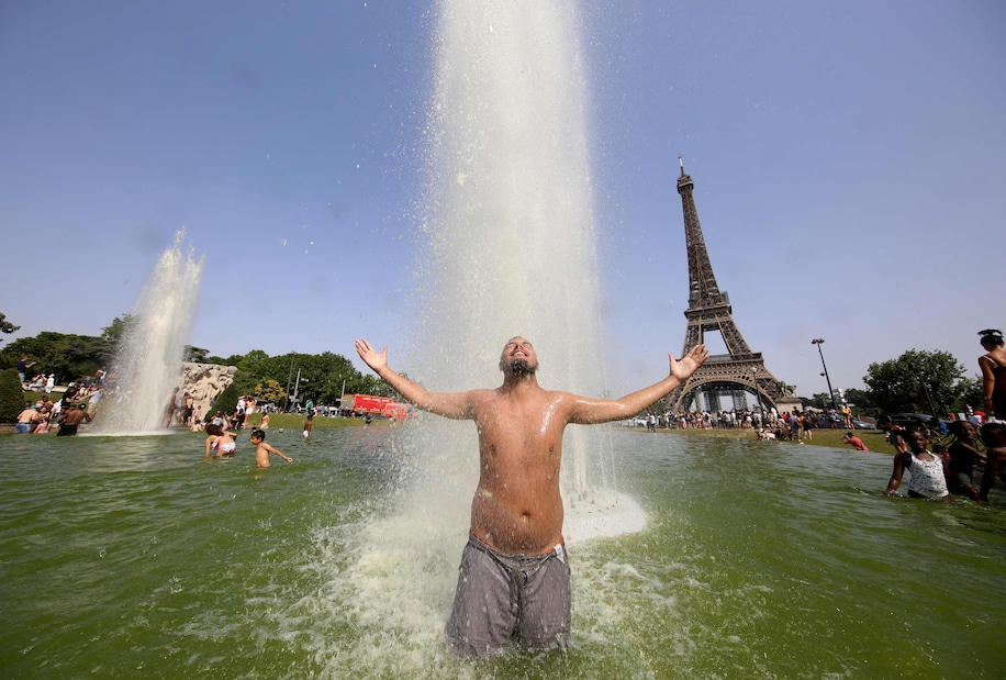Một người đàn ông tắm mát trong đài phun nước gần tháp Eiffel hôm thứ 7 tuần trước.  