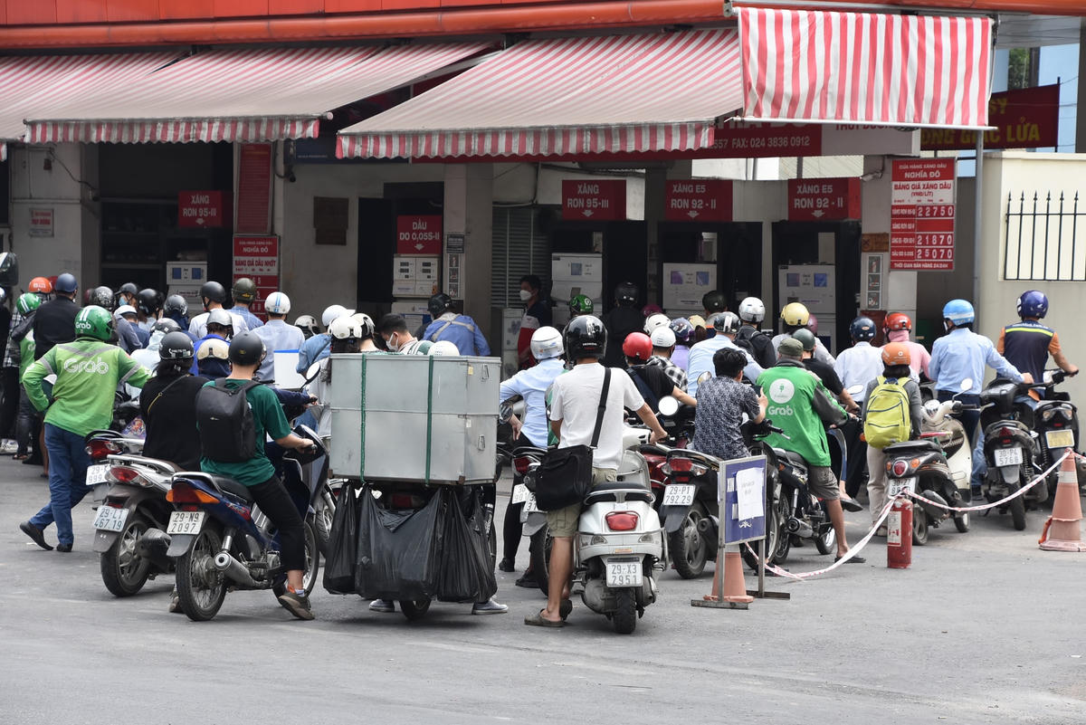 Trước đó, vào chiều 10/11, Thủ tướng Chính phủ Phạm Minh Chính yêu cầu Bộ trưởng Bộ Công Thương giải quyết dứt điểm tình trạng thiếu xăng dầu cục bộ, đảm bảo minh bạch, hiệu quả.