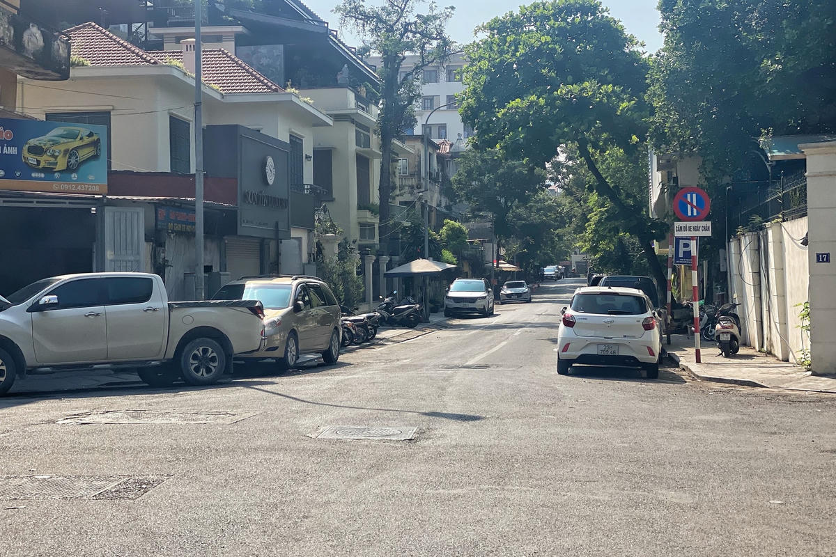 Từ năm 2016, Hà Nội triển khai quy định cho phép đỗ xe ô tô ngày chẵn, lẻ dưới lòng đường.