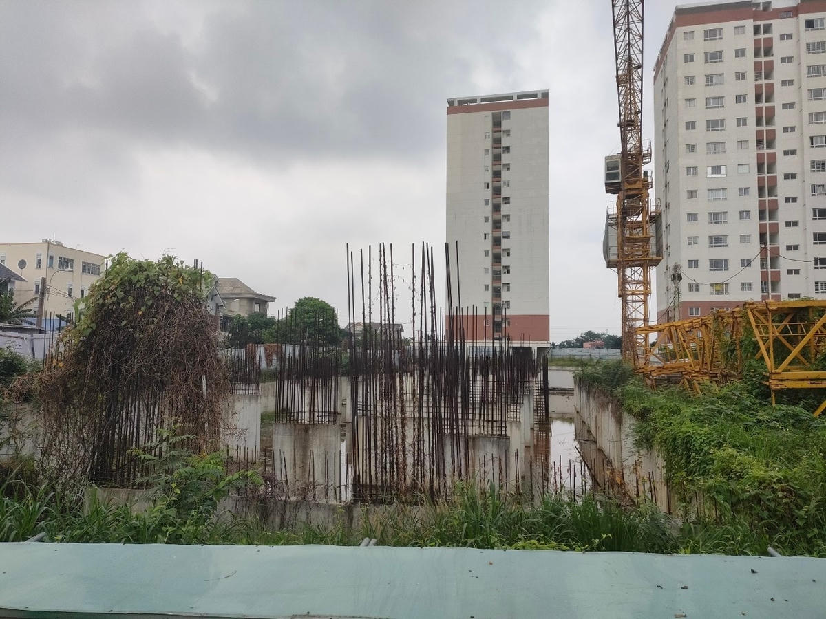 Các công trình xây dựng để nước đọng lâu ngày là điều kiện cho lăng quăng và muỗi phát triển.