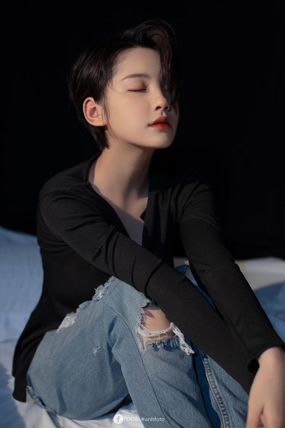 Đặc biệt hơn, Thu Hà còn bất ngờ nổi tiếng hơn sau khi tham gia vào MV “Sau lưng anh có ai kìa” của ca sĩ Thiều Bảo Trâm. Vào vai cô gái nữ phụ “trà xanh”, Ceri được nhận xét có nhiều điểm tương đồng với “nàng thơ” Hải Tú của Sơn Tùng MTP.