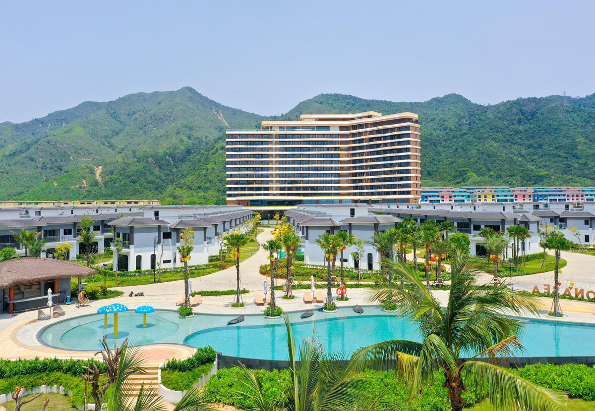 Khu nghỉ dưỡng Wyndham Garden Sonasea Vân Đồn với hơn 200 phòng nghỉ tiêu chuẩn 5 sao quốc tế, và 182 villa được chính thức khai trương phục vụ khách du lịch.