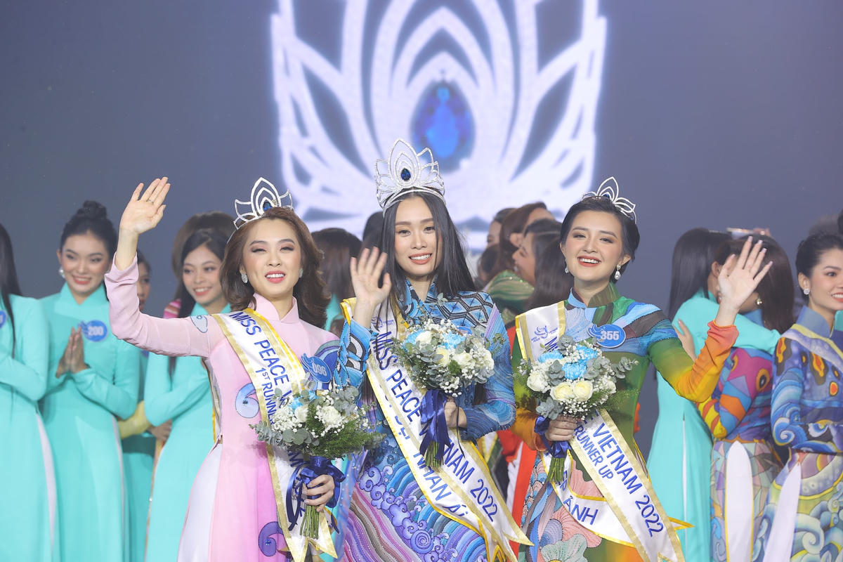 Top 3 thí sinh giành giải thưởng danh giá.