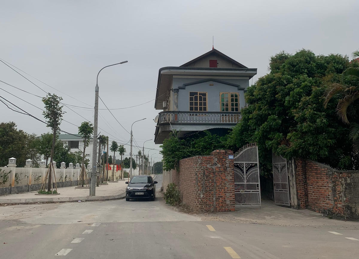 Căn nhà khiến con đường bị bó hẹp, chỉ đủ cho 1 chiếc xe ô tô đi qua.