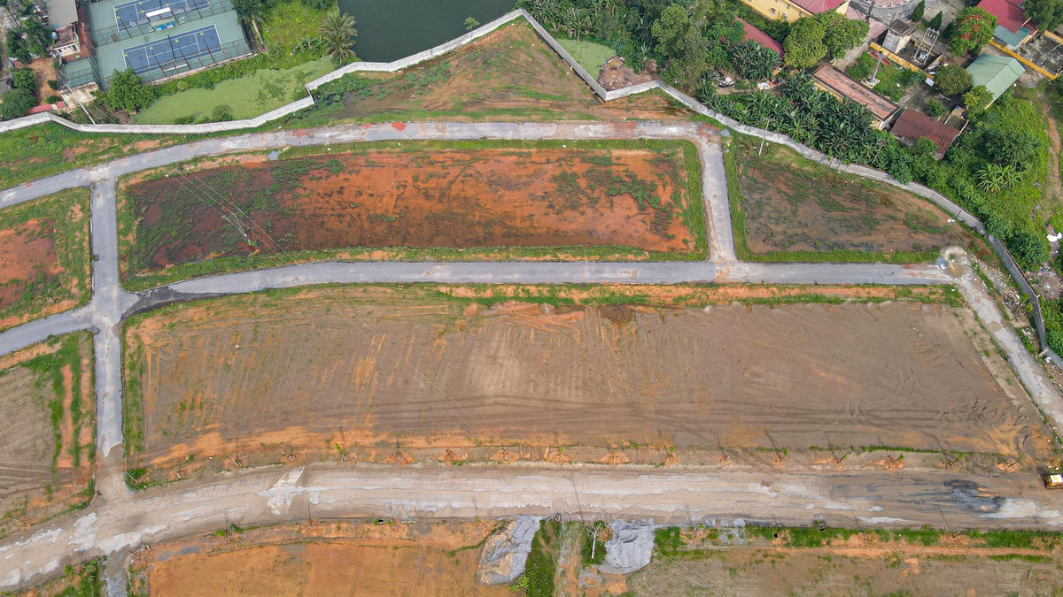 Trong quyết định giao đất cũng nêu: Sau 12 tháng liền kể từ ngày nhận bàn giao đất, ngoài thực địa nếu Công ty cổ phần Thương mại và Xây dựng Á Châu không sử dụng hoặc tiến độ sử dụng chậm hơn 24 tháng so với tiến độ ghi trong dự án đầu tư hoặc sử dụng đất không đúng nội dung ghi tại Điều 1 Quyết định này (Quyết định giao đất số 1199/QĐ-UBND ngày 11/3/2009 của UBND thành phố Hà Nội) thì Giám đốc Sở Tài nguyên và Môi trường lập hồ sơ trình UBND thành phố ra quyết định thu hồi đất.