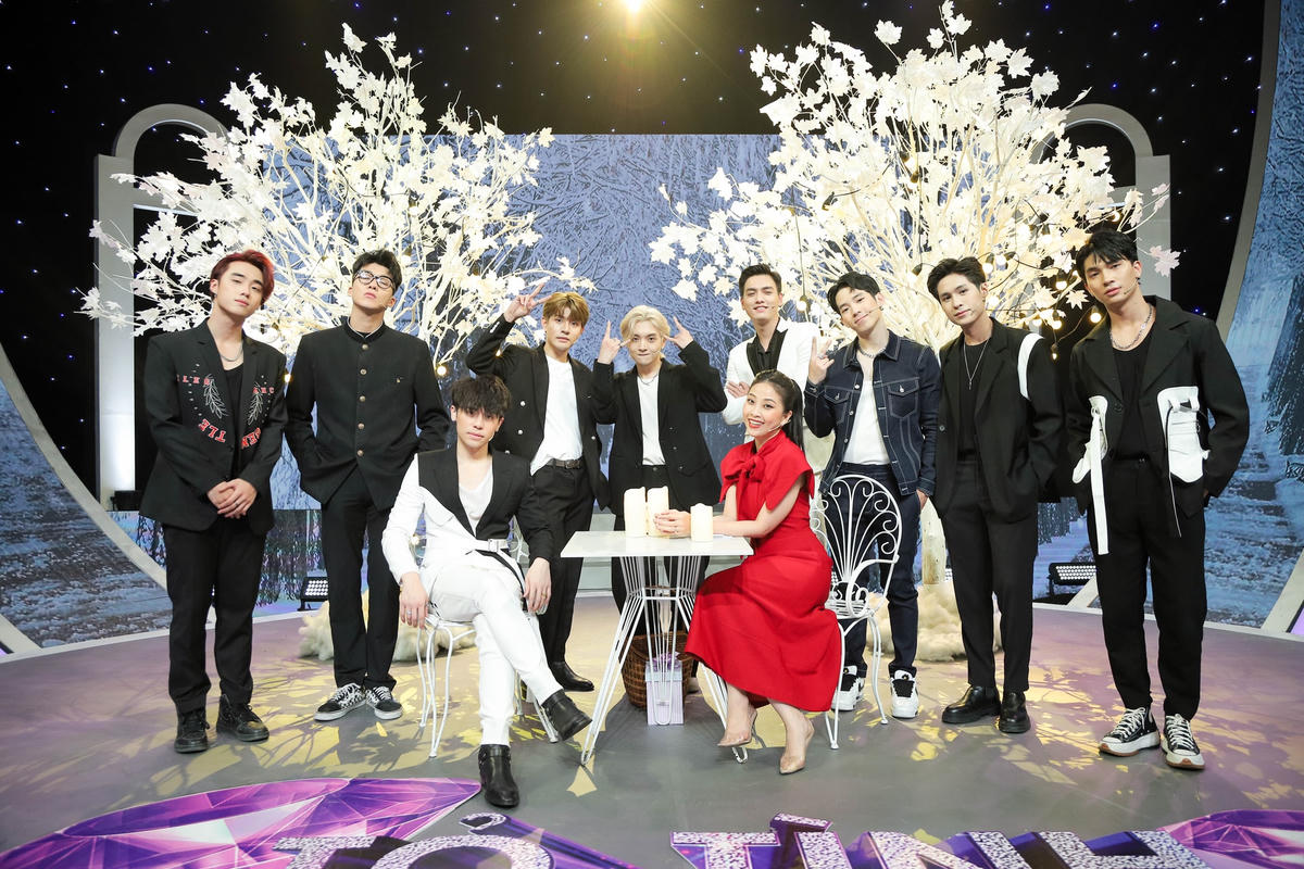 Sân khấu "Tỏ tình hoàn mỹ" lung linh, sáng rực rỡ.  