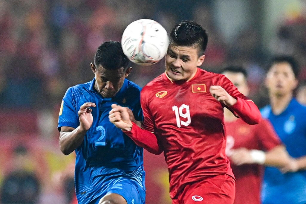 Đội tuyển Việt Nam và Thái Lan tái ngộ sau trận chung kết AFF Cup 2022 (Ảnh: AP).