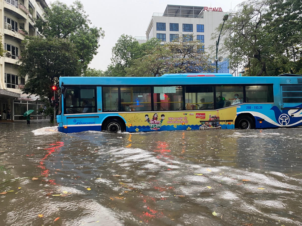 Theo dự báo của Đài khí tượng Thủy văn khu vực Đồng bằng Bắc Bộ: Vùng mây đối lưu này tiếp tục gây mưa rào và dông cho quận Hai Bà Trưng, Long Biên, Hoàng Mai, Thanh Xuân, sau đó có khả năng lan sang các quận Đống Đa, Cầu Giấy, Nam Từ Liêm và một số các quận lân cận khác của thành phố Hà Nội.