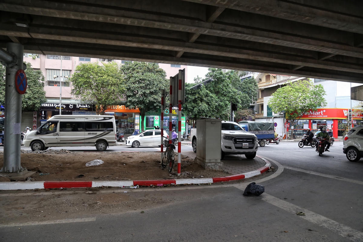  Ông Trần Hữu Bảo, Phó Giám đốc Sở GTVT Hà Nội cho biết, hiện phía Sở đã nắm được tình trạng trên và đang cho cán bộ phụ trách đi khảo sát, rà soát lại phương án tổ chức giao thông so với dự án để phân luồng phương tiện xe máy vào.