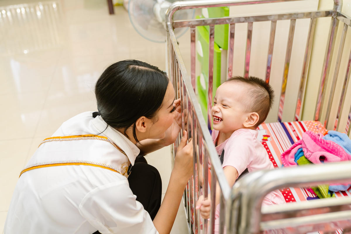 Bảo Ngọc thăm các em nhỏ tại Trung tâm trẻ em bị nhiễm chất độc Dioxin.