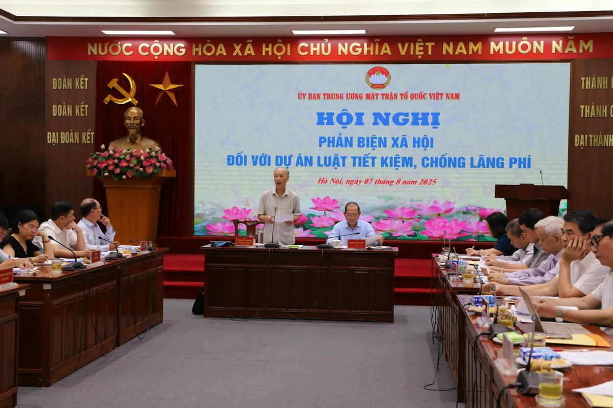 GS.TS Trần Ngọc Đường, Chủ nhiệm Hội đồng Tư vấn Dân chủ - Pháp luật phát biểu tại hội nghị phản biện. Ảnh: Văn Hoa