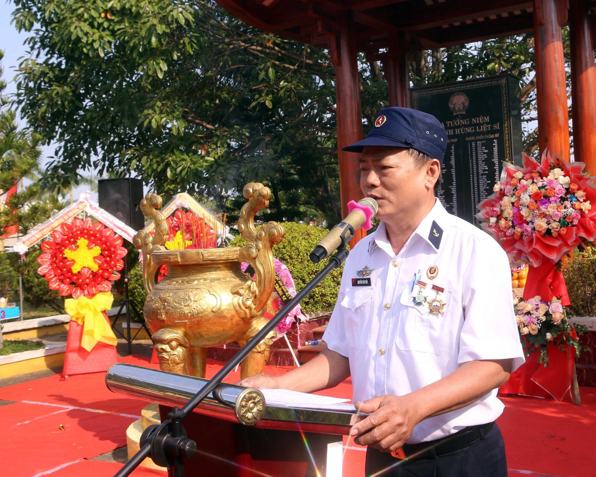 Ông Nguyễn Văn Tấn - Trưởng Ban Liên lạc truyền thống bộ đội Trường Sa phát biểu tại buổi tưởng niệm.