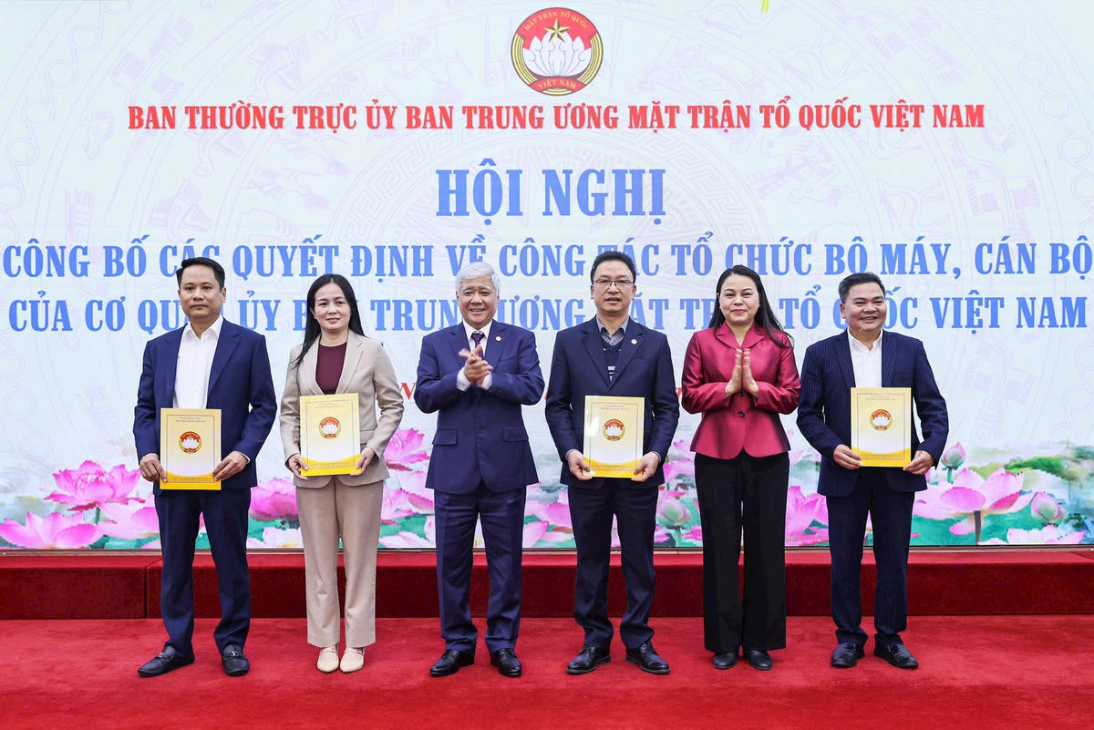 Chủ tịch UBTƯ MTTQ Việt Nam Đỗ Văn Chiến trao Quyết định về công tác cán bộ cho các đồng chí Trưởng các Ban, đơn vị theo Quyết định số 217-QĐ/TW.