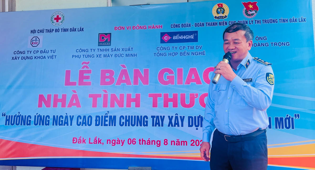Ông Mai Mạnh Toàn – Bí thư Đảng ủy, Cục trưởng Cục QLTT Đắk Lắk phát biểu tại buổi lễ trao nhà tình thương.
