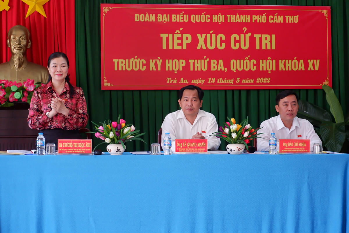 Phó Chủ tịch UBTƯ MTTQ Việt Nam Trương Thị Ngọc Ánh tại buổi gặp gỡ cử tri. 