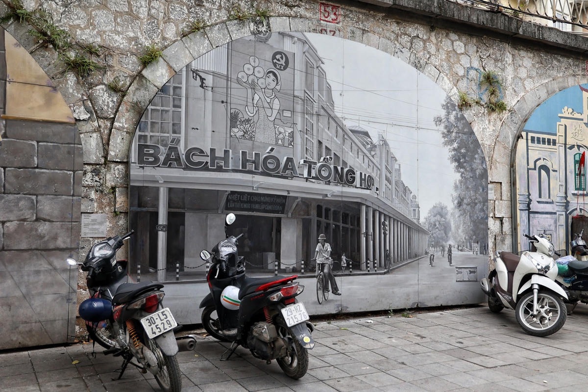  Mỗi tác phẩm đều gợi nhớ về ký ức xưa cũ của người Hà Nội, mô phỏng lại hình ảnh bách hóa tổng hợp, gánh hàng rong, tàu điện...