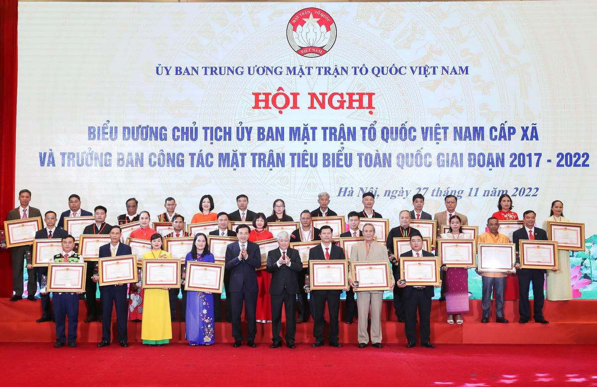 Chủ tịch UBTƯ MTTQ Việt Nam Đỗ Văn Chiến và Bộ trưởng, Chủ nhiệm Văn phòng Chính phủ Trần Văn Sơn trao Bằng khen của Thủ tướng Chính phủ cho các điển hình xuất sắc tại Hội nghị. Ảnh: Quang Vinh.