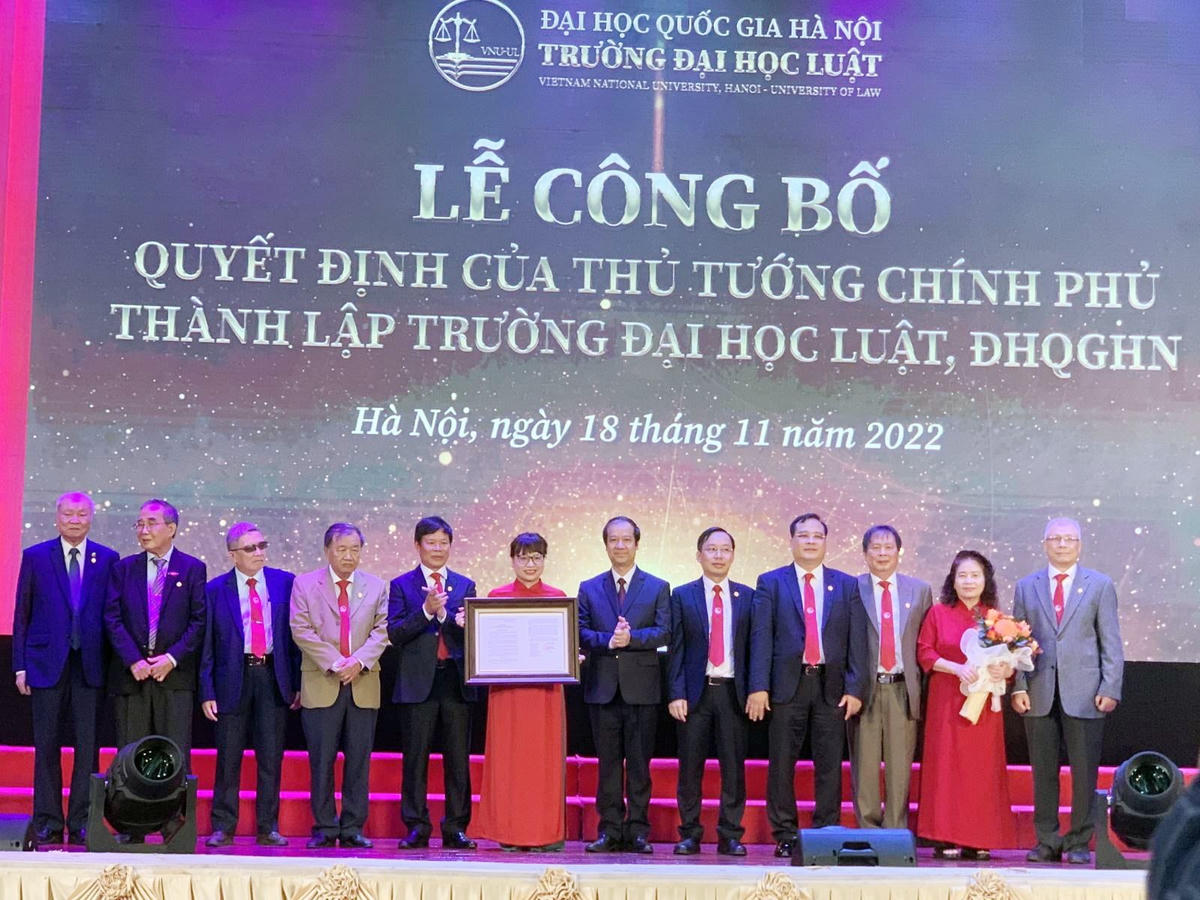 Bộ trưởng Bộ GDĐT Nguyễn Kim Sơn trao quyết định thành lập cho Trường Đại học Luật Hà Nội. 