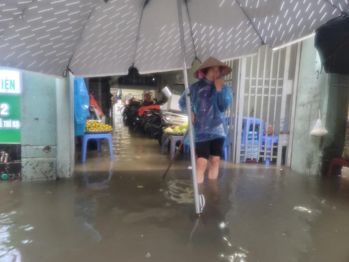 Hà Nội nhiều khu vực ngập trắng đường, người dân vất vả dắt xe, lội nước