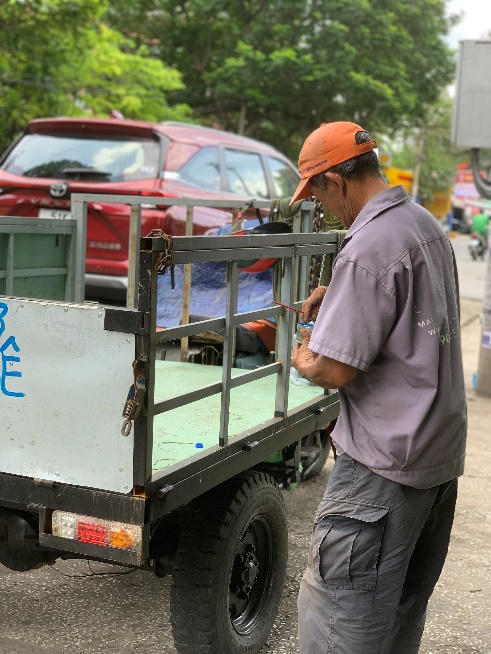 Ông Đức Anh đang tính bán chiếc xe ba gác để về quê mưu sinh.