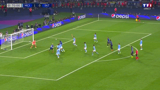 Pha bóng vô duyên mà Lukaku tạo ra trước khung thành Man City. Nguồn: An Ninh Thủ Đô.
