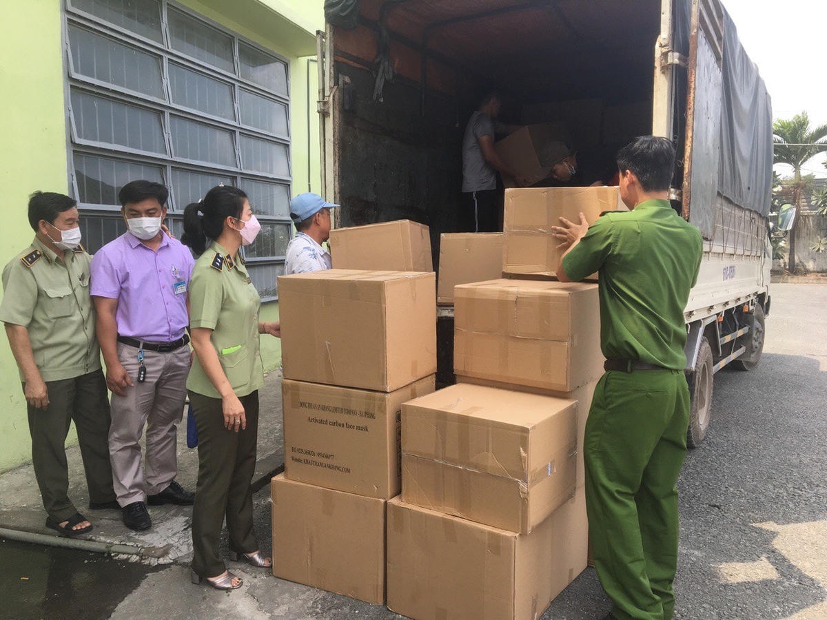 Lực lượng chức năng xử lý cơ sở vi phạm về hàng giả, hàng nhái.  