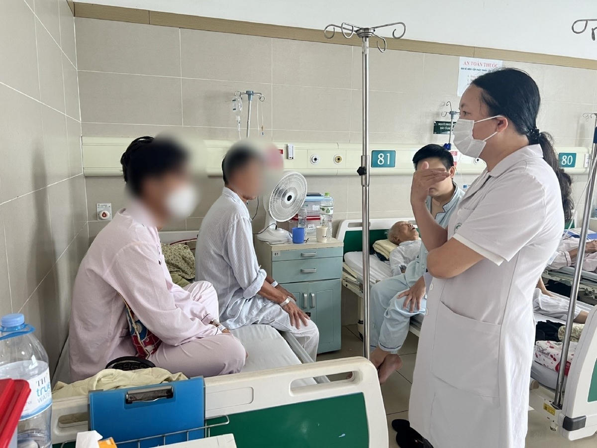 Bác sĩ Bệnh viện Bạch Mai thăm khám cho bệnh nhân phải nhập viện điều trị sau khi sử dụng thuốc lá điện tử. Ảnh: Hồng Nhung.