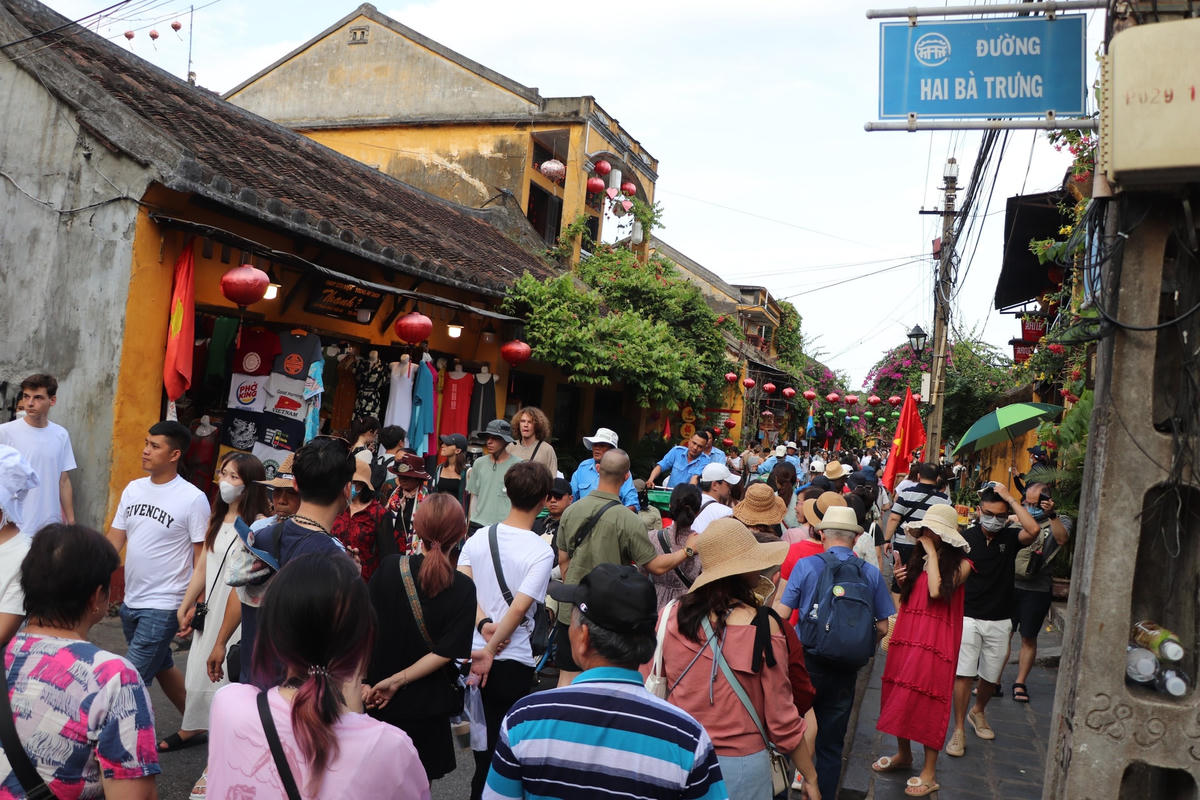 Đồng nghịt du khách đi dạo trên đường Hai Bà Trưng.